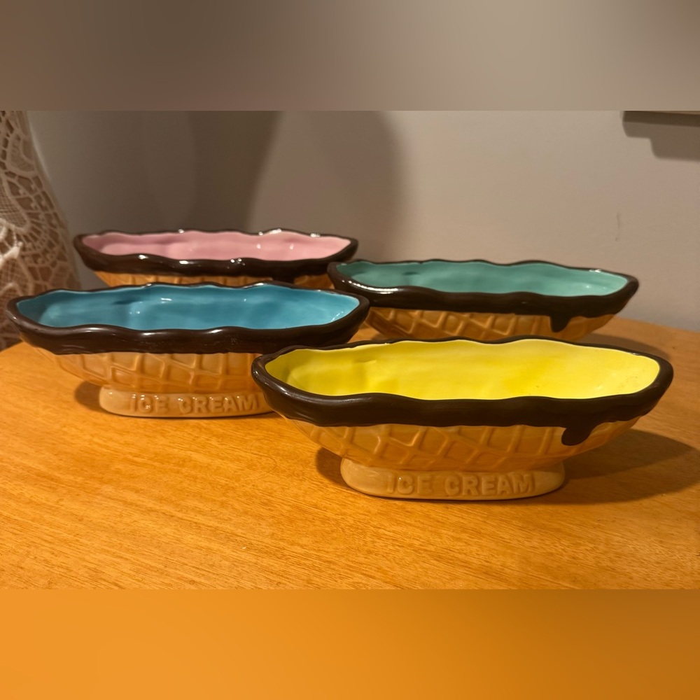 Set of 4 Boston Warehouse Trading ice cream sundae bowls